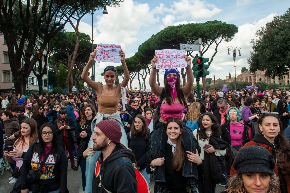 Roma è un fiume fucsia: «La violenza ci sottovaluta»