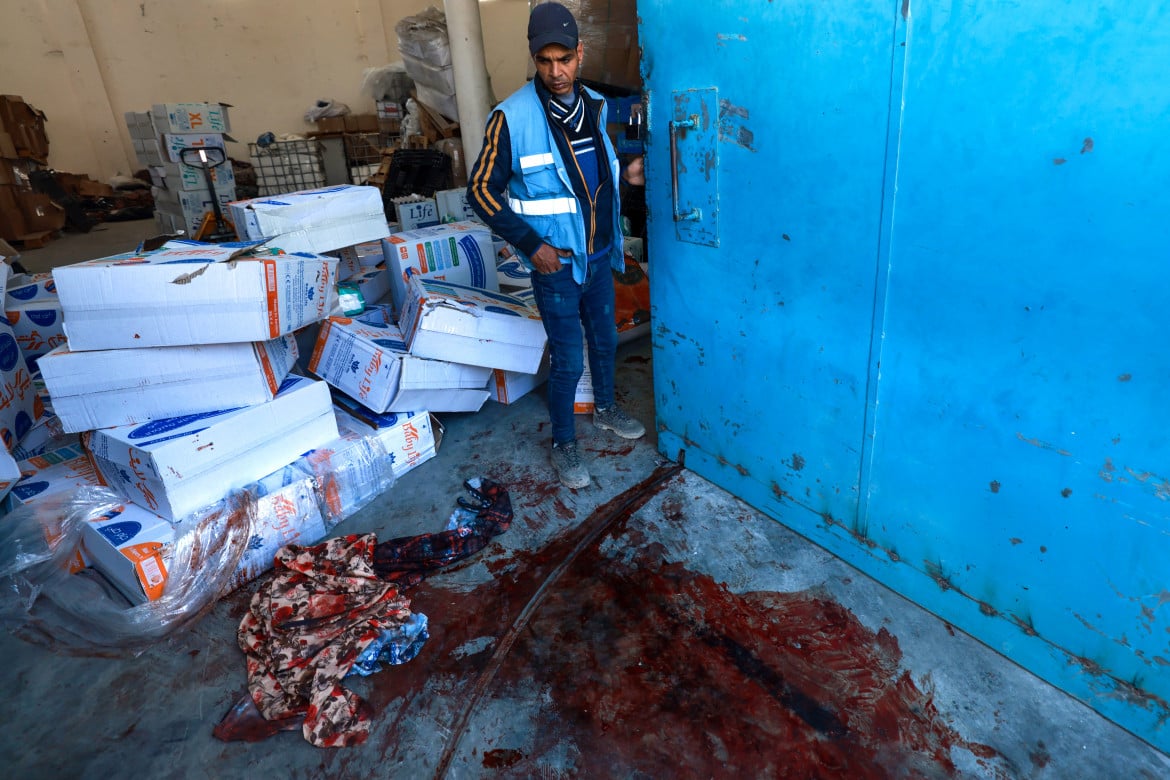 Un dipendente dell’Unrwa nel magazzino dell’agenzia Onu colpito da un bombardamento israeliano Afp/Mohammed Abed