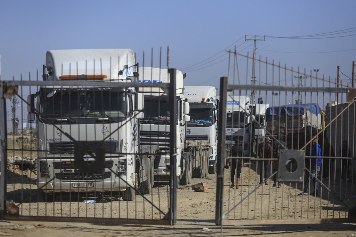 Camion di aiuti umanitari fermi al valico di Rafah (Foto Ap)
