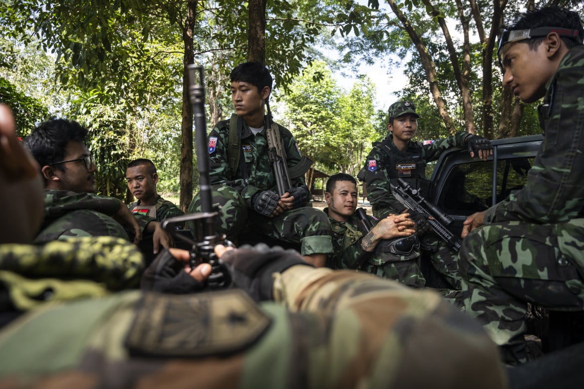 Karen e Colonna Cobra all’offensiva, l’esercito birmano fugge e bombarda
