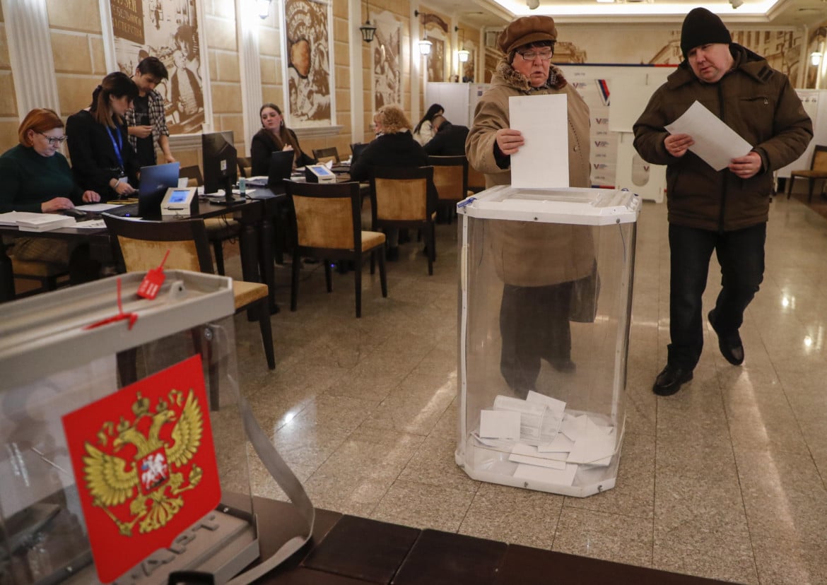 Mosca, al voto in un seggio foto Epa/Maxim Shipenkov