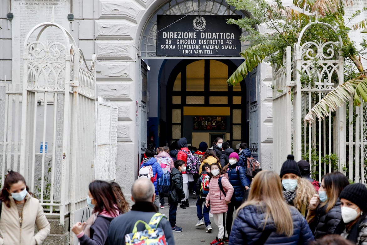 L’ingresso di una scuola elementare di Napoli foto Ansa
