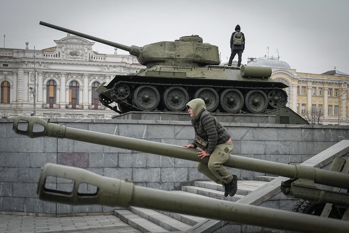 Kharkiv (Ucraina, vicino al confine russo), un ragazzino gioca su un monumento militare dell’era sovietica foto Ap
