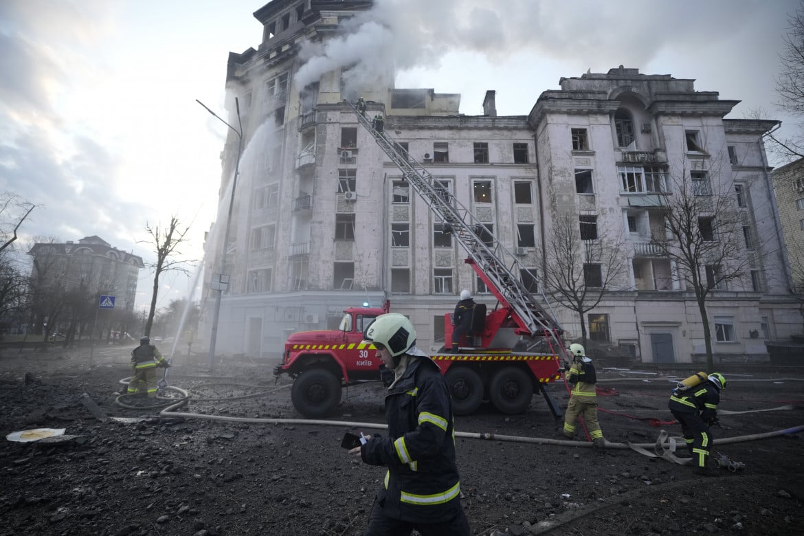Gli effetti del bombardamento russo ieri a Kiev foto Ap/Vadim Ghirda