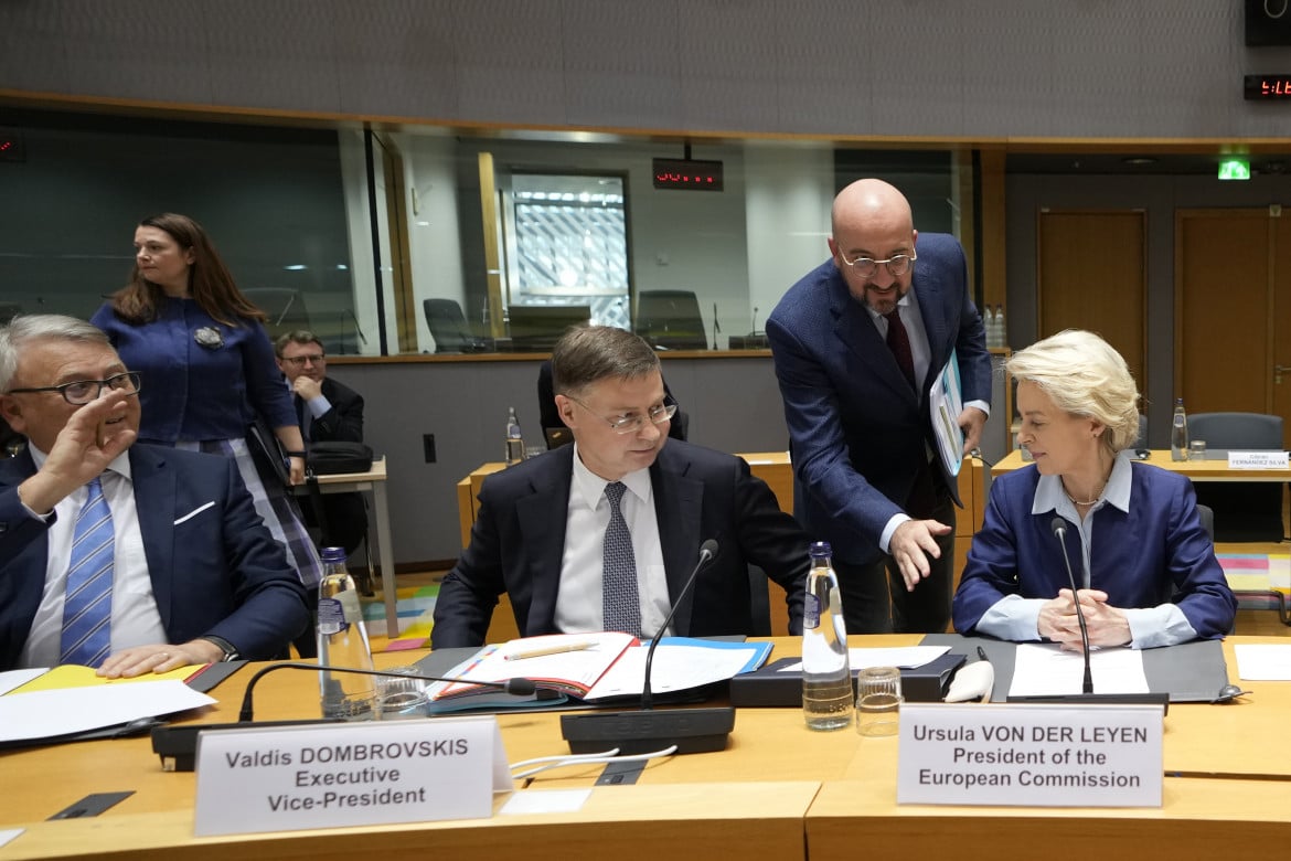 Il commissario all’economia Dombrovskis, Charles Michel e Ursula von der Leyen Ap