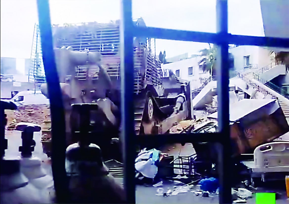 Bulldozer israeliani nei cortili dell’ospedale Shifa