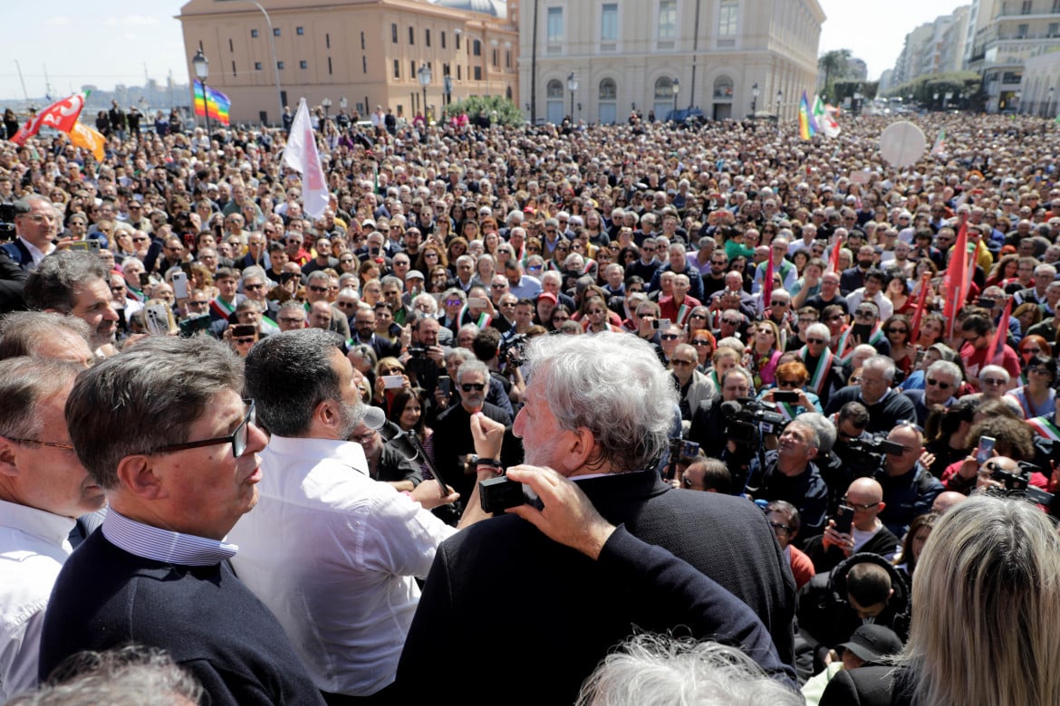 Bari in piazza per Decaro: «No ai ricatti del governo»