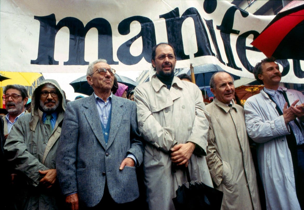 Da sinistra: Michelangelo Notarianni, Luigi Pintor, Bruno Perini, Valentino Parlato, Sandro Medici a Milano il 25 aprile 1994