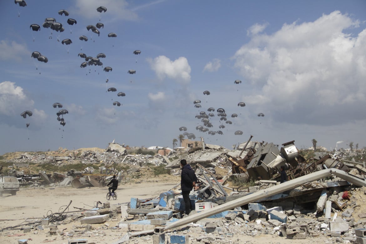 Gli aiuti umanitari paracadutati dal cielo sulle rovine di Gaza City foto Ap/Mahmoud Essa