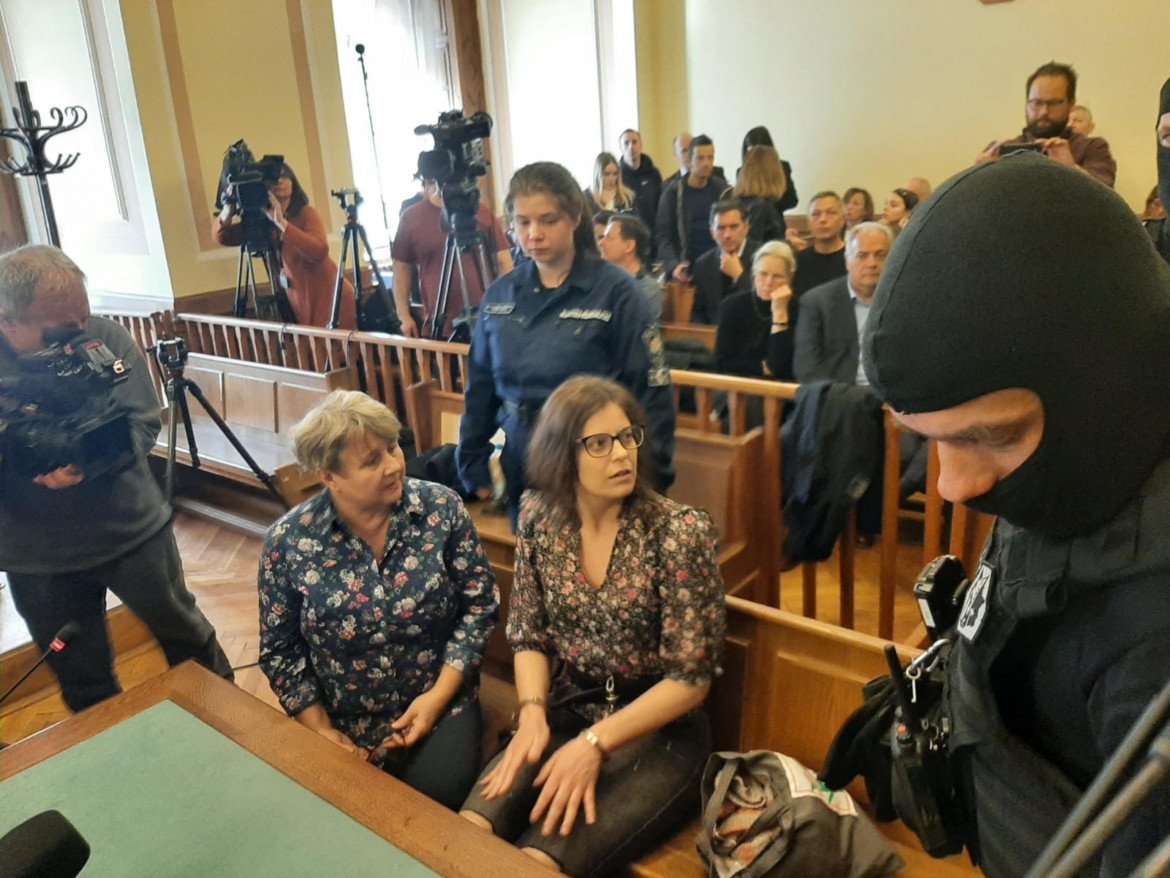 Ilaria Salis in aula a Budapest durante il suo processo