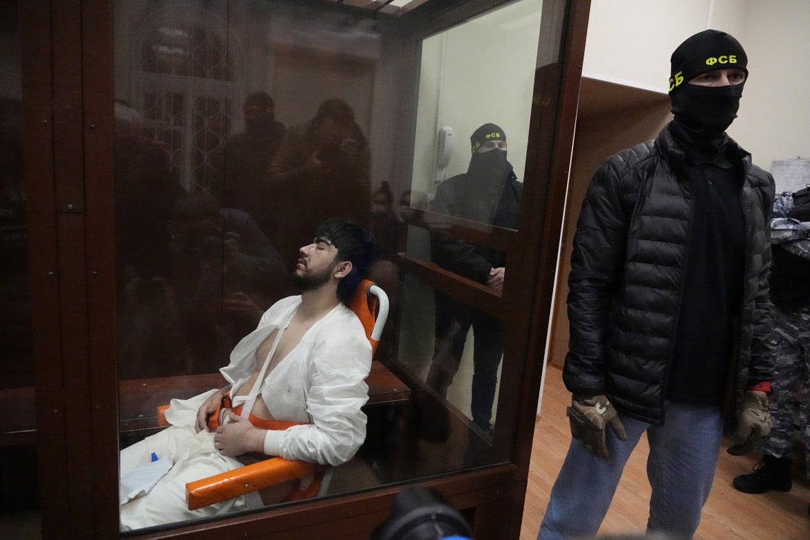 Mukhammadsobir Faizov, sospettato del massacro al Crocus City Hall, nella gabbia del tribunale di Basmanny (Mosca)
