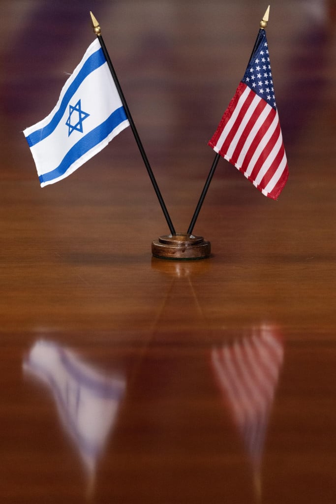 Bandiere di Usa e Israele all’incontro tra i ministri Gallant e Austin