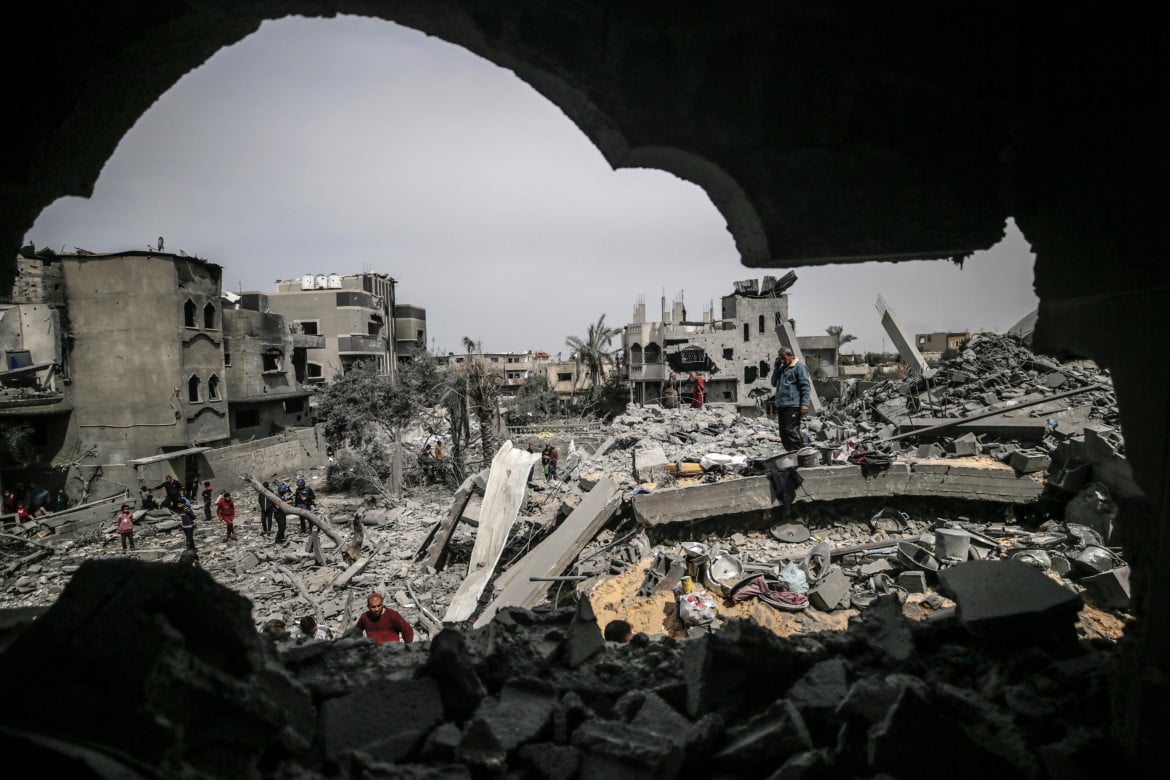 Alla ricerca di sopravvissuti della famiglia Moussa dopo un raid a Gaza