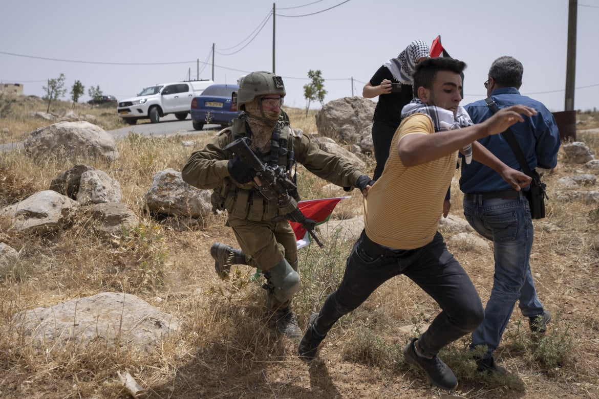 Un soldato insegue un palestinese a Masafer Yatta