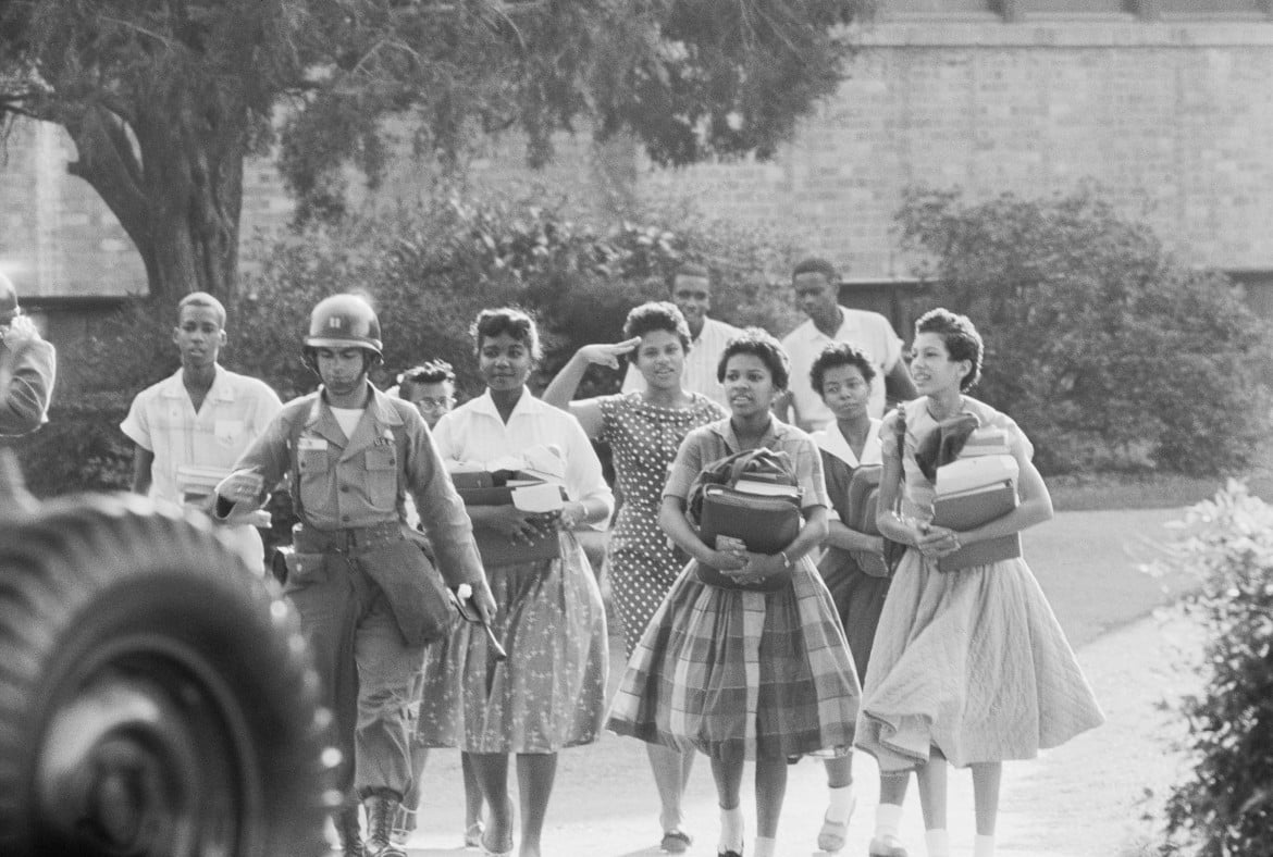 1957, Arkansas, the Little Rock Nine scortati dalla guardia nazionale per entrare a scuola foto Gettyimage