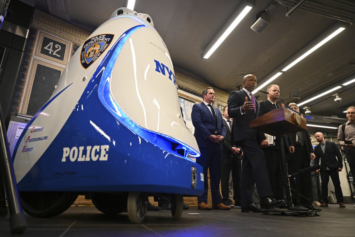 Il sindaco di New York Eric Adams presenta in conferenza stampa nel settembre del 2023 il primo robo-poliziotto, il Knightscope K5