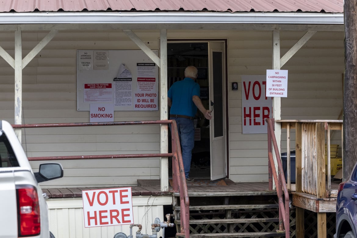 Super Tuesday, il voto alle primarie in un seggio in Alabama