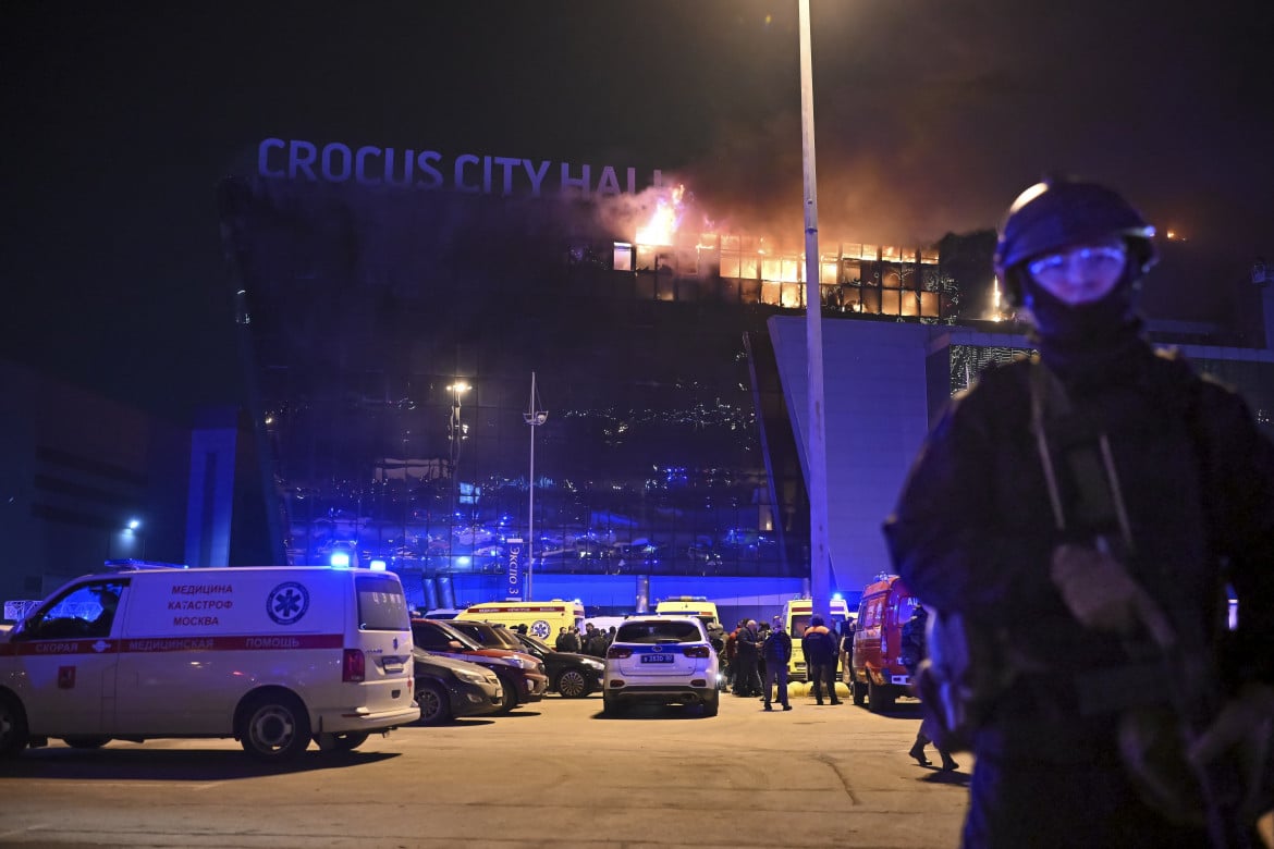 L'incendio al Crocus City Hall dopo l'attacco armato Ap