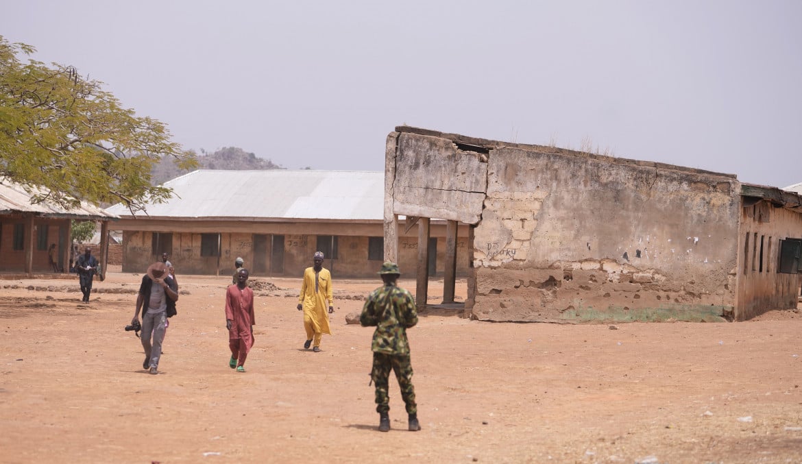 Familiari delle persone rapite nella zona della scuola a Kuriga, Kaduna (AP Photo/Domenica Alamba)