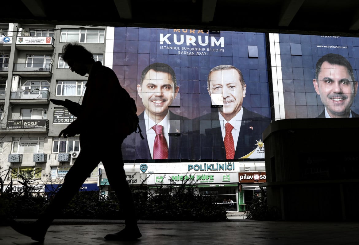 Manifesti elettorali dell'Akp a Istanbul, foto Ansa