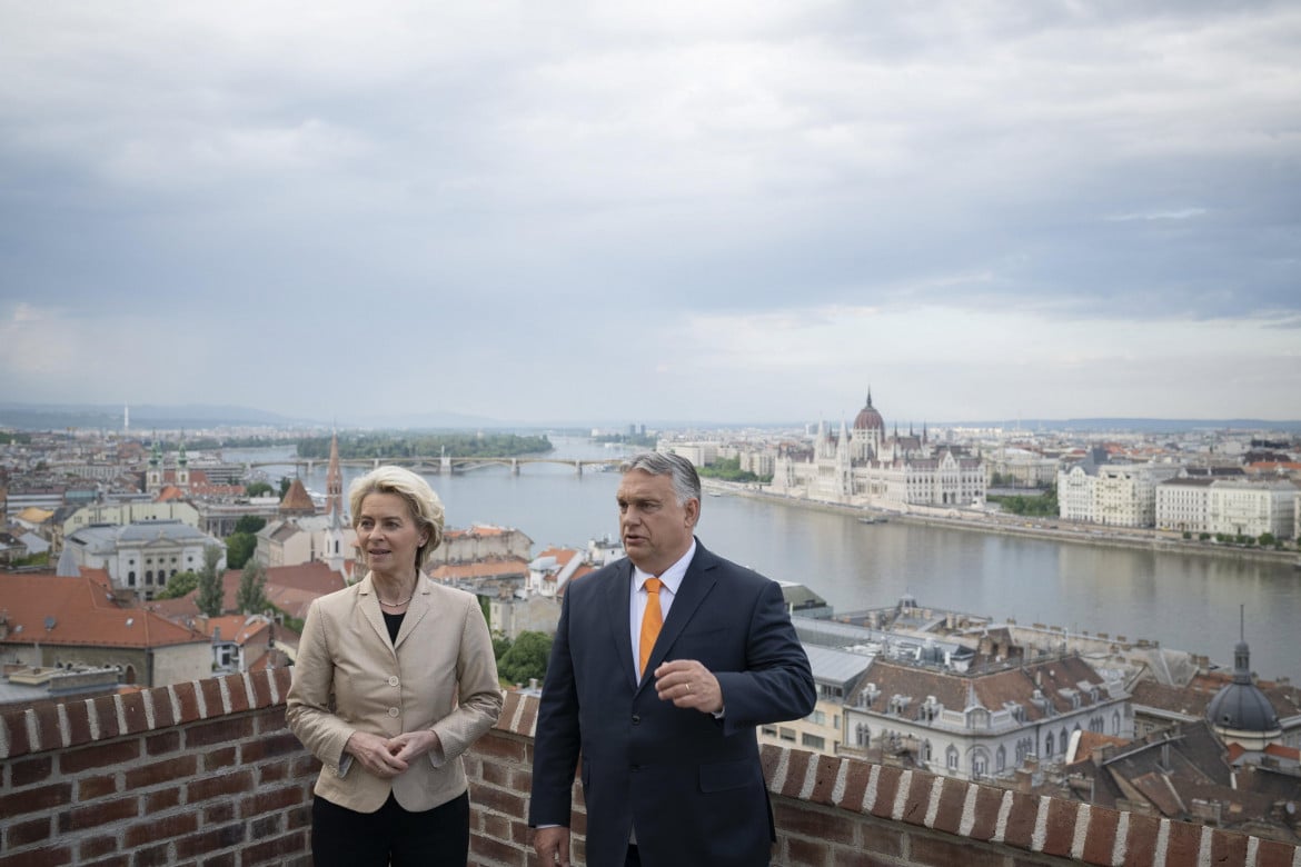«Estorsione per conto di Orban». Parlamento Ue porta la Commissione in giudizio