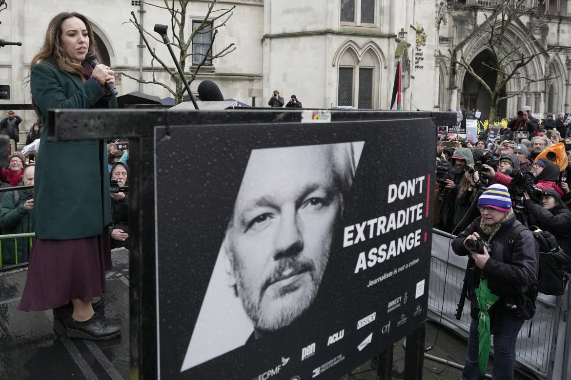 Una piccola luce si accende su Julian Assange