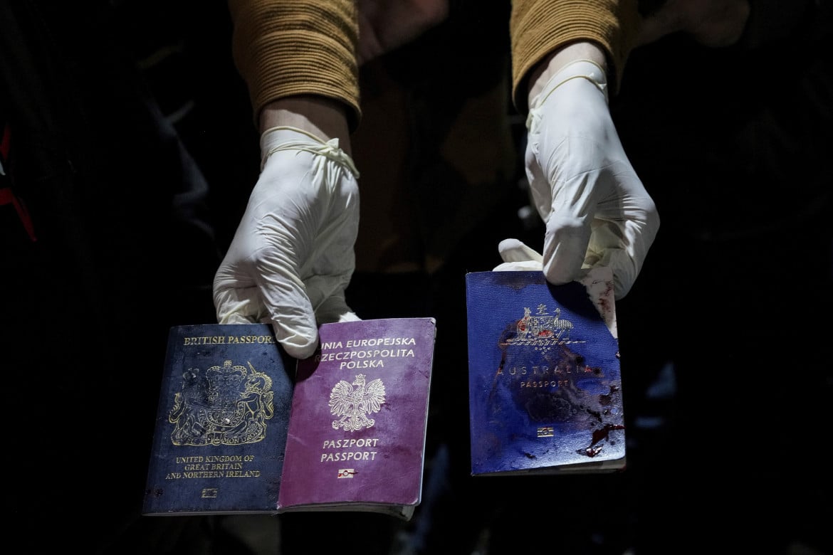 Deir al-Balah, i passaporti sporchi di sangue di tre degli operatori uccisi (uno britannico, uno polacco, uno australiano) nell’attacco israeliano