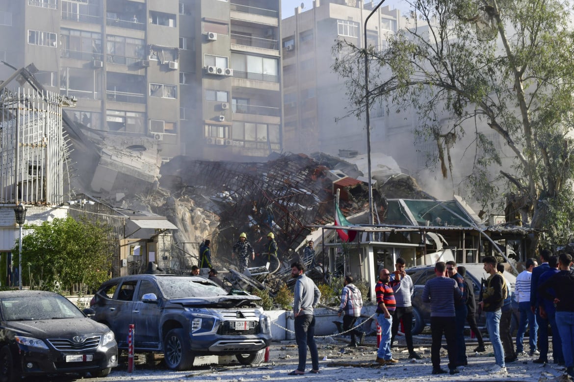 L’edificio del consolato iraniano di Damasco colpito lunedì sera da un raid israeliano