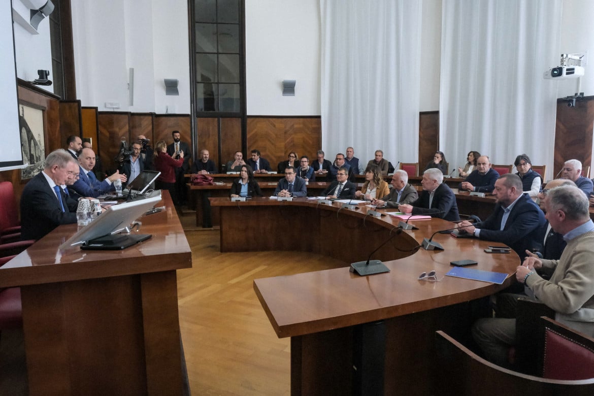 Il Ministro Adolfo Urso durante il tavolo di confronto con le parti sociali sul futuro dello stabilimento Stellantis di Melfi