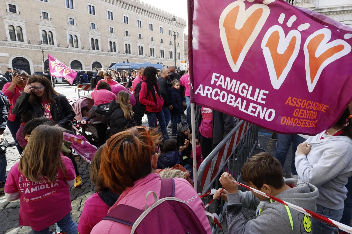Figli di madri surrogate divisi dal Papa. Lettera di protesta a Bergoglio