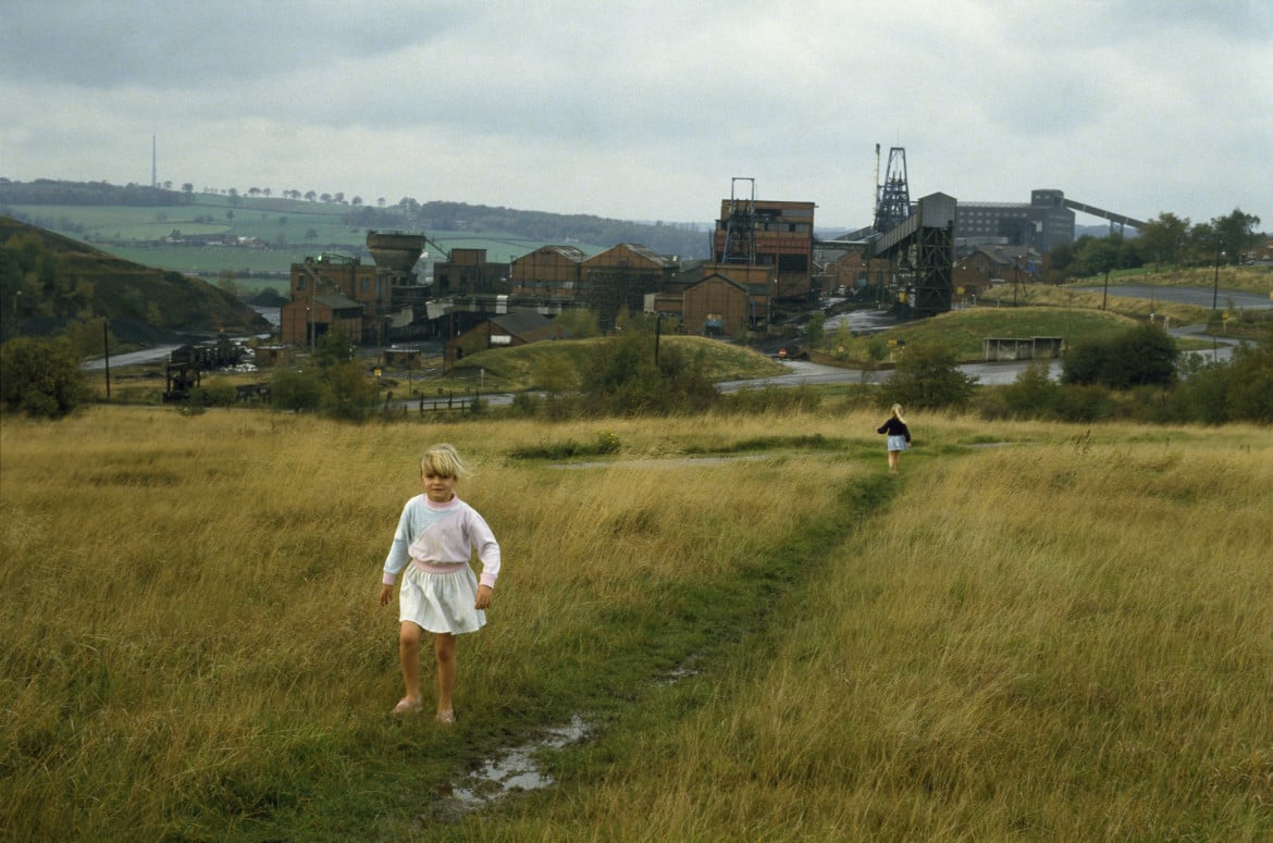 Yorkshire, 1984, bambine giocano vicino ad una miniera di carbone durante lo sciopero dei minatori
