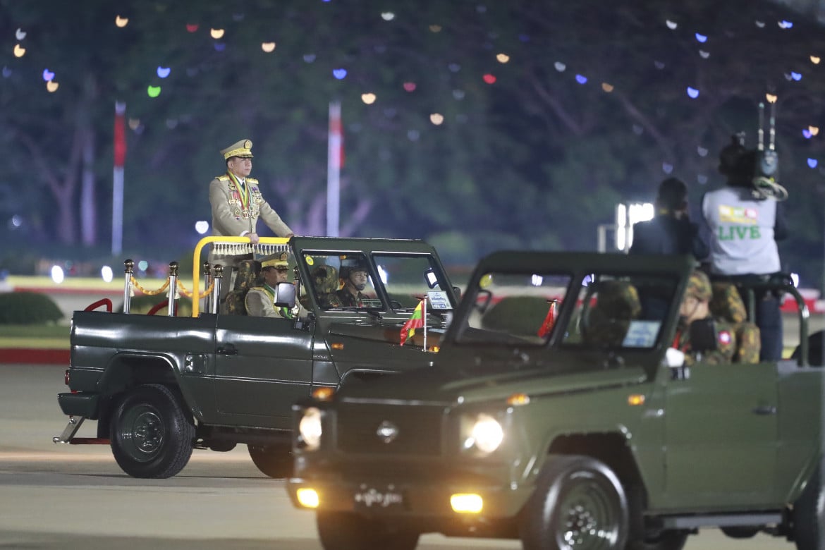 Il generalissimo Min Aung Hlaing nell’ultima parata a Naypyitaw
