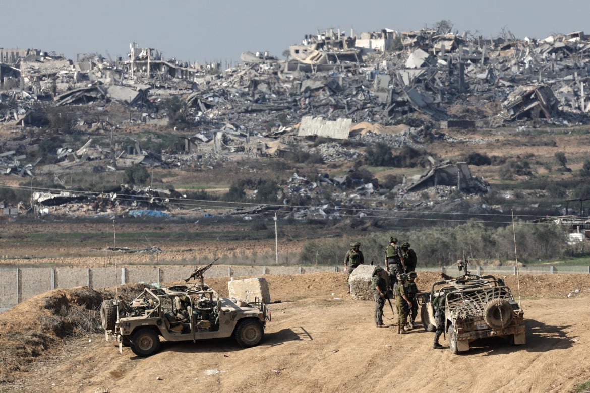 Truppe israeliane alla periferia di Shujaiya, Gaza foto di Atef Safadi/Epa/Ansa