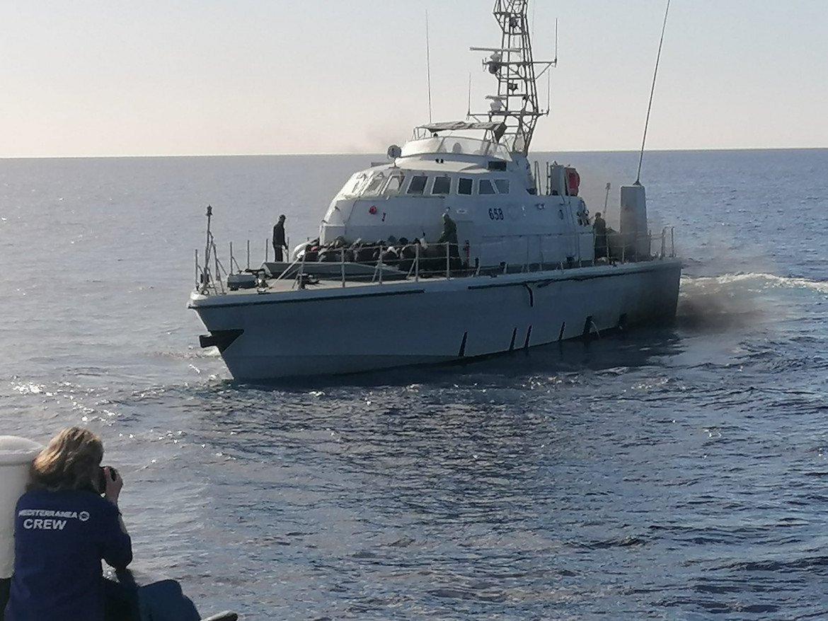 La motovedetta libica che ha aperto il fuoco foto di Mediterranea