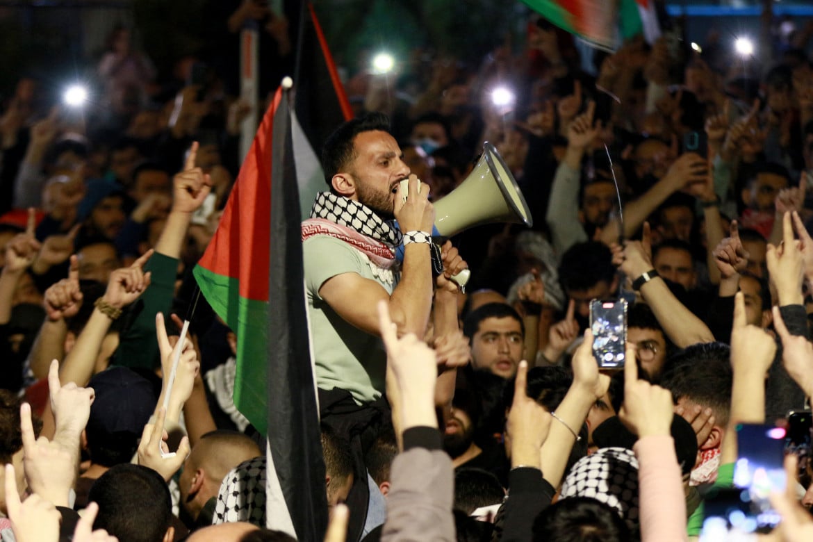 Giordania, migliaia in piazza contro l’offensiva