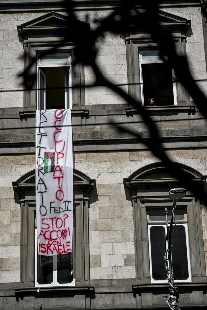 Napoli, attivisti anti Nato: «Picchiati e identificati»