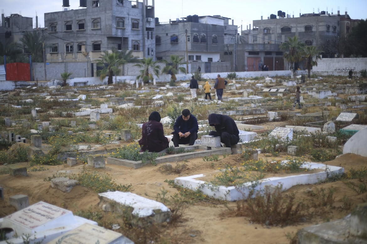 Rafah, sulle tombe dei propri cari nel primo giorno di Eid al-Fitr