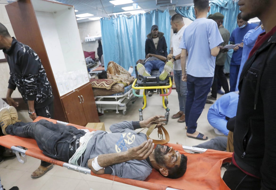 I feriti nei raid di ieri contro il campo profughi di Nuseirat all’ospedale Martiri di Al Aqsa foto Getty Images/Ashraf Amra