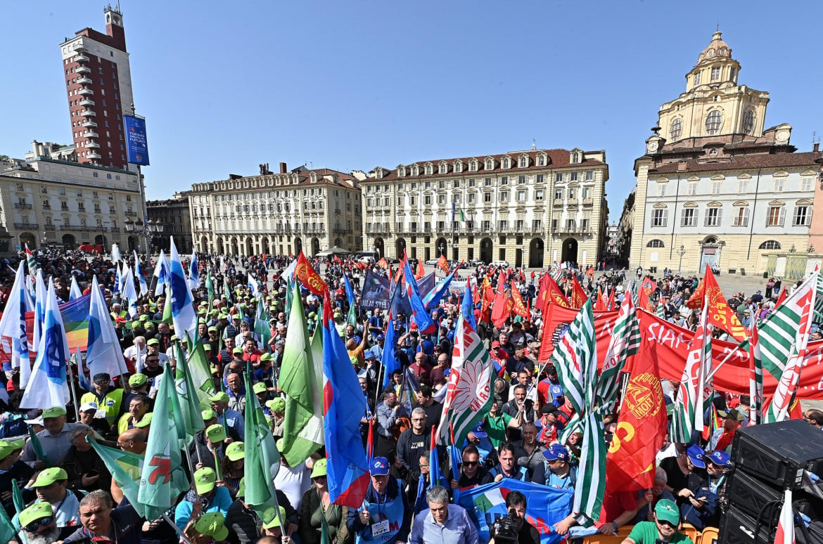 Torino, i lavoratori di Mirafiori in piazza alla manifestazione organizzata da tutte le sigle sindacali foto di Alessandro Di Marco/Ansa