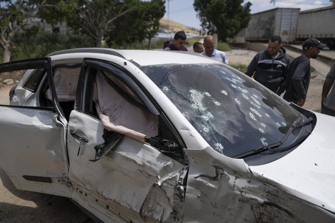 L’auto di Mohammad Rasoul, presa di mira dall’esercito israeliano ieri a Tubas foto Ap/Nasser Nasser