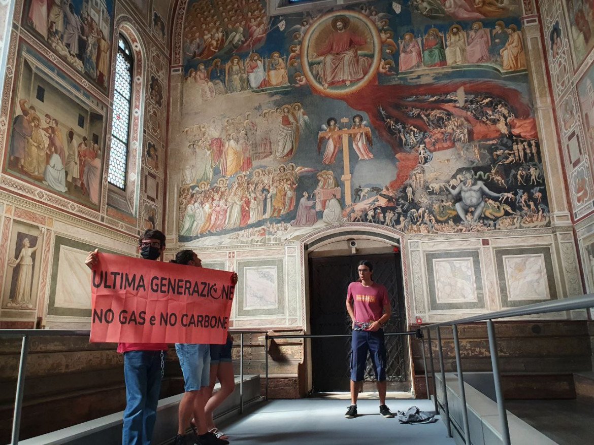 Blitz degli attivisti di Ultima Generazione nella Cappella degli Scrovegni a Padova