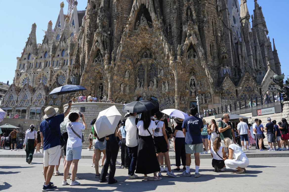 Barcellona, turisti davanti alla Sagrada Família foto Ansa