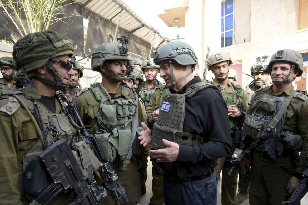 Netanyahu con il dito sul grilletto