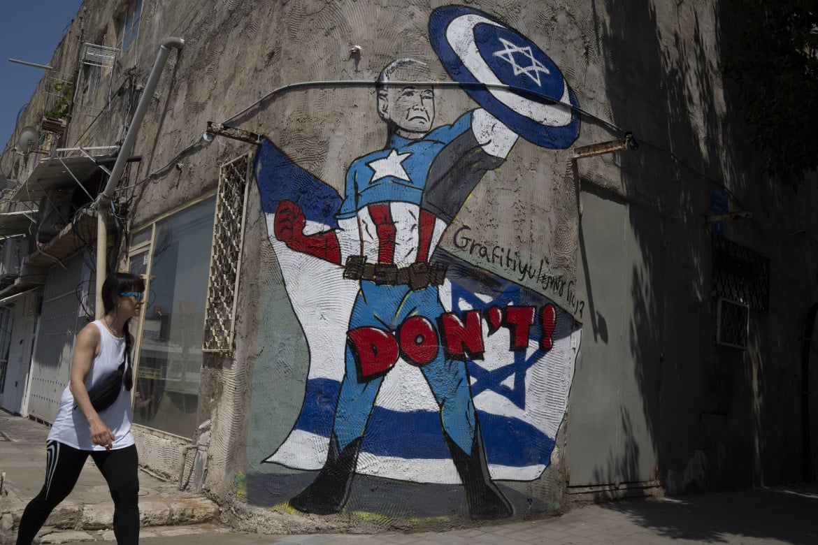 Tel Aviv, murale di Biden super eroe al fianco di Israele Ap/Leo Correa
