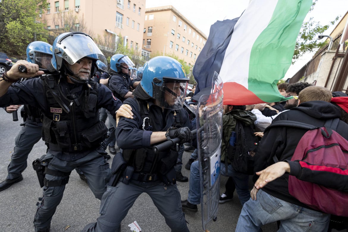 Roma, la carica della polizia alla manifestazione degli studenti pro Palestina all’università la Sapienza di Roma foto di Massimo Percossi/Ansa
