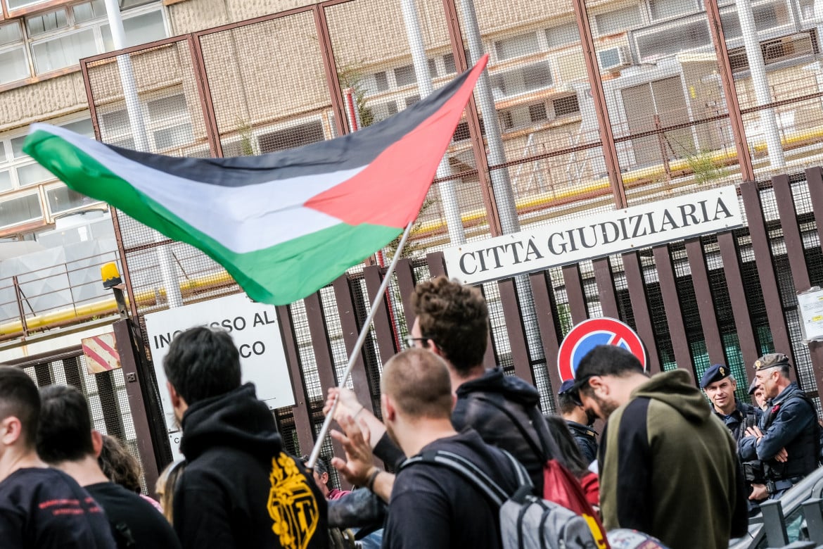 Presidio degli studenti pro Palestina davanti al Tribunale di Roma foto LaPresse