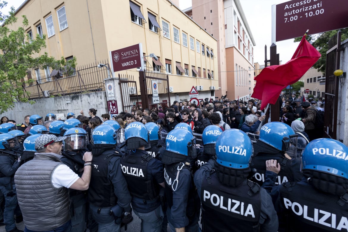 Roma, la polizia prepara la carica durante la manifestazione degli studenti del 16 aprile alla Sapienza foto di Massimo Percossi/Ansa