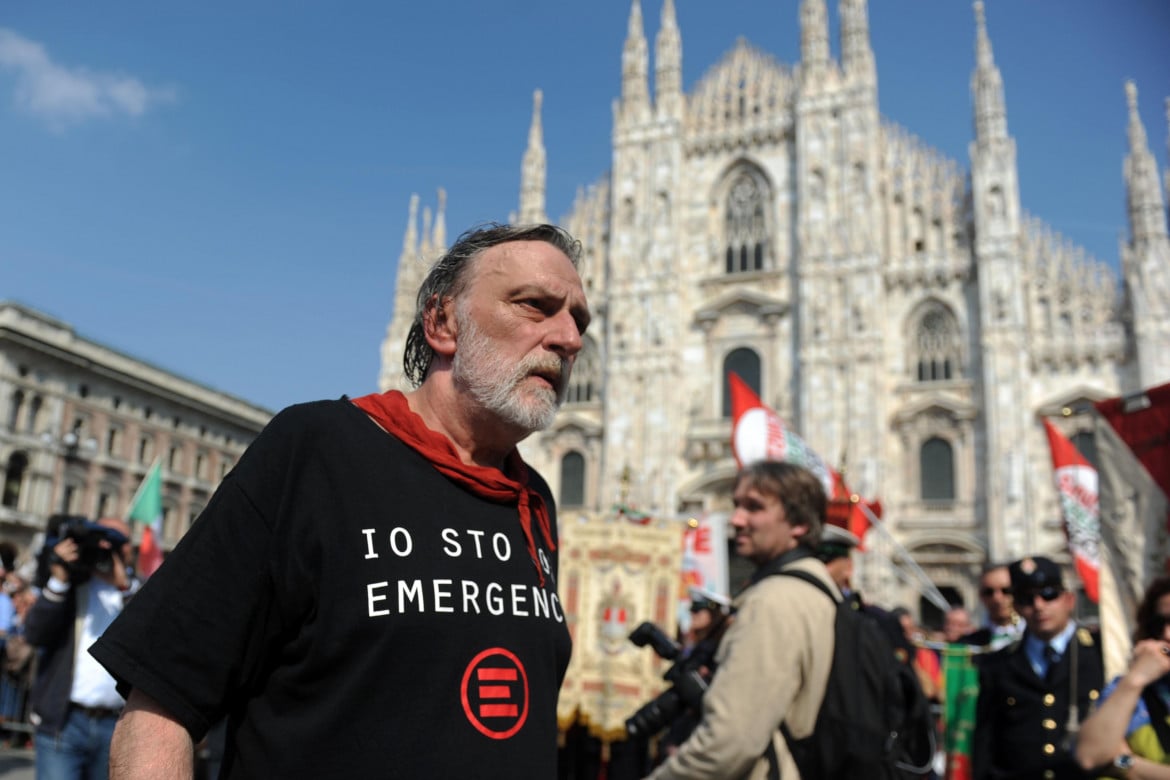 Gino Strada a Milano per la manifestazione del 25 aprile 2010 (Ansa)