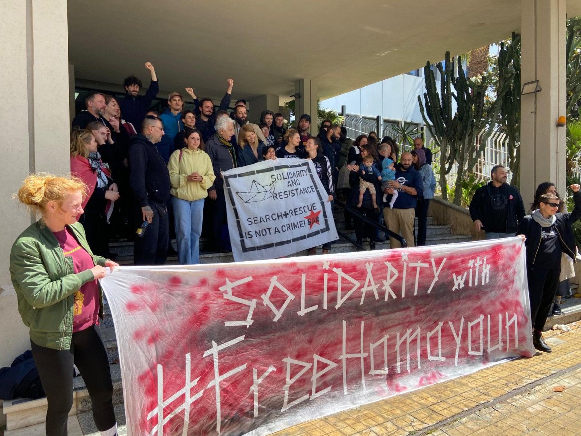 Gli attivisti all’entrata del tribunale di Trapani dopo il pronunciamento della sentenza