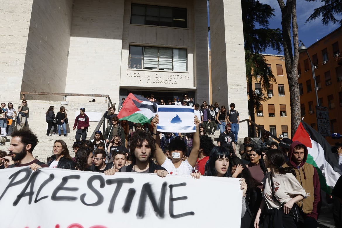 Gli studenti dei comitati per la Palestina manifestano alla Sapienza